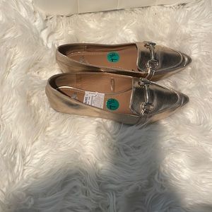 Pointed gold flats